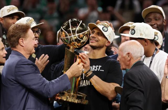 1729569096394031866.png 五星体育直播-哲学家!马祖拉:卫冕压力为0 不久之后我们都会死