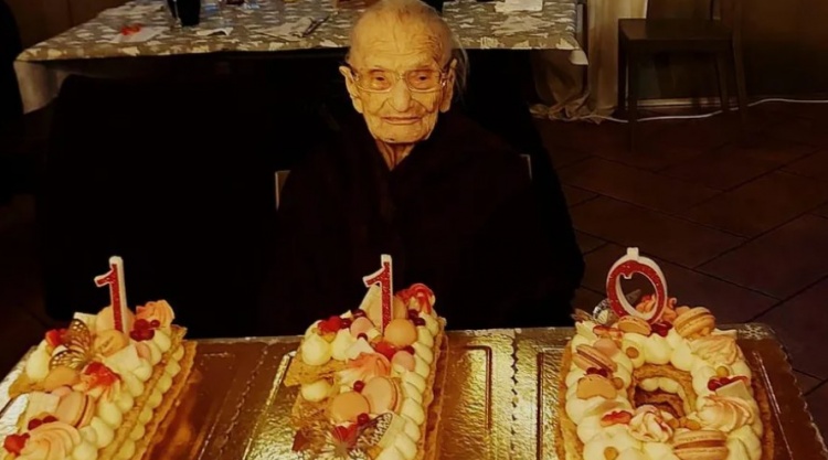 110岁罗马老球迷:我对罗马的信仰是永恒的,感谢你一直陪伴我们