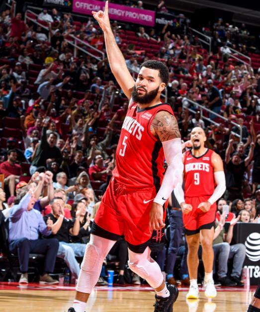 场均13+2+3！冠军中锋为火箭小将鸣不平：他比阿门强，该留在场上