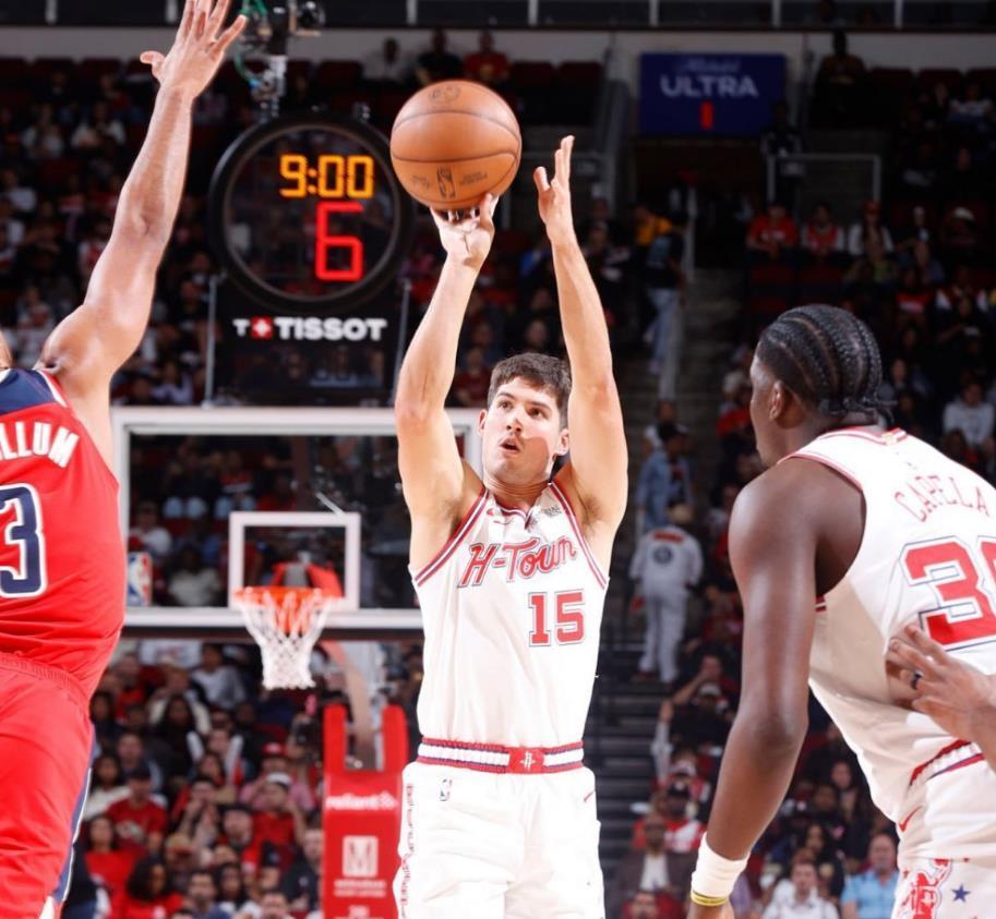 场均13+2+3！冠军中锋为火箭小将鸣不平：他比阿门强，该留在场上